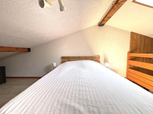 une chambre avec un grand lit dans un grenier dans l'établissement Charmant duplex avec parking et équipements bébé - FR-1-505-64, à Notre-Dame-de-Bellecombe