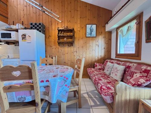 un salon avec une table et un canapé dans l'établissement Charmant duplex avec parking et équipements bébé - FR-1-505-64, à Notre-Dame-de-Bellecombe