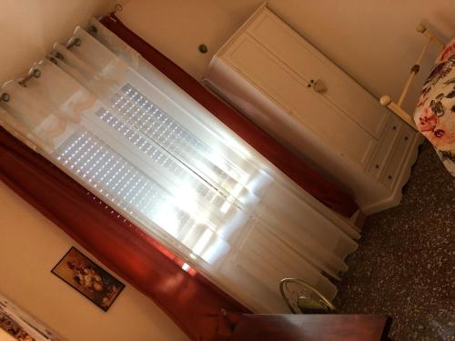 a room with a window with a blind at B&B Rosa in Samarate