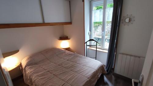 Ένα ή περισσότερα κρεβάτια σε δωμάτιο στο Appartement T2 Les Capucines avec balcon