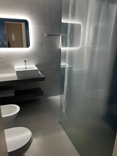 ein Badezimmer mit einer weißen Toilette und einem Waschbecken in der Unterkunft Arrenquinha Guesthouse # Margarida in São Vicente Ferreira