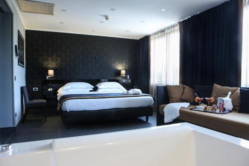 a bedroom with a bed and a couch at Best Western JFK Hotel in Naples