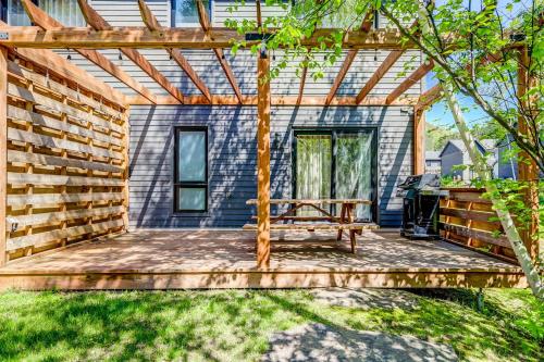 a wooden pergola with a picnic table on a patio at Condos Kamik Tremblant by Manitonga in Mont-Tremblant