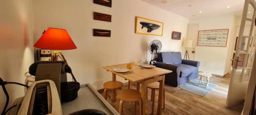 Photo de la galerie de l'établissement Sea view private pool large shaded garden, aux Issambres