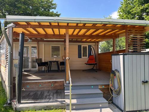 a pergola on a deck with a table at wallerseehomes 121 in Baierham