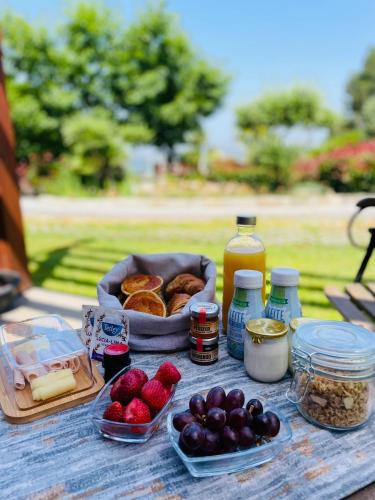 un tavolo da picnic con pane, frutta e altri alimenti di Pedra Aguda Spa a Fagilde