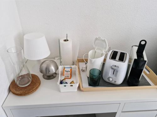 une table avec une étagère contenant divers ustensiles de cuisine dans l'établissement studio entre Bayonne & Anglet avec parking, à Bayonne