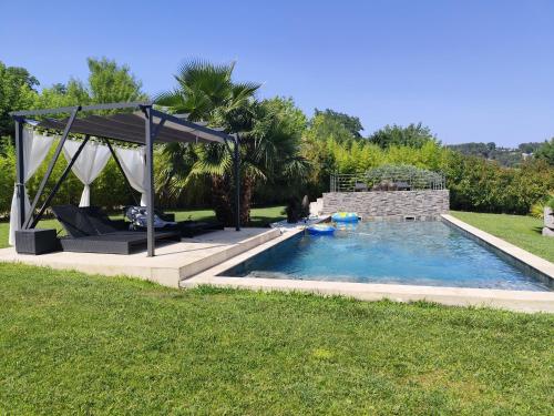 - une piscine avec un kiosque dans la cour dans l'établissement Chamarte villa piscine chauffées, à Aix-en-Provence