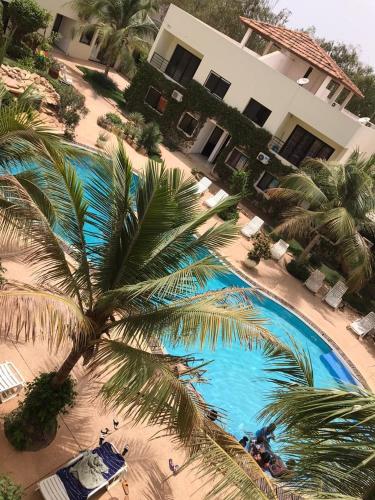 an overhead view of a palm tree and a swimming pool at nr 1 appartement 1 chambre et salon Natangue Sud in Saly Portudal