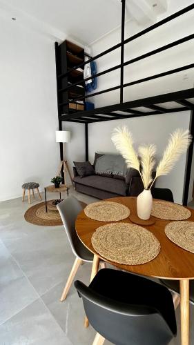 un salon avec une table, des chaises et un canapé dans l'établissement Appartement LOFT, à Nice