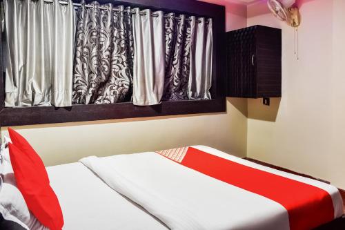 Ein Bett oder Betten in einem Zimmer der Unterkunft Hotel O Flagship Hotel Pragya 2