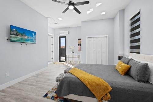 a bedroom with a bed and a ceiling fan at Luxury Apartment to Relax in Cape Coral