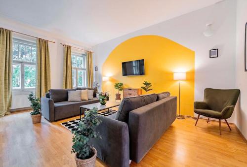 TV a/nebo společenská místnost v ubytování Lumi Retreat Prague
