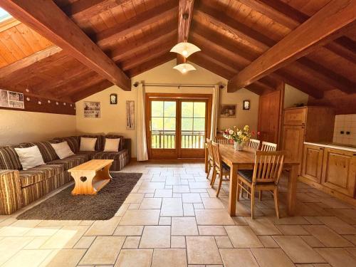 Chalet Authentique Rénové à St Martin, Terrasse, Proche Pistes et Navette Gratuite - FR-1-452-60