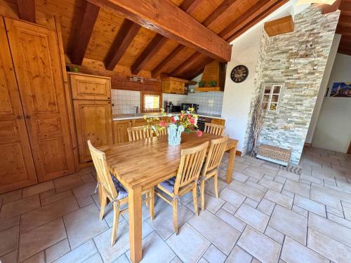 une salle à manger avec une table et des chaises en bois dans l'établissement Chalet Authentique Rénové à St Martin, Terrasse, Proche Pistes et Navette Gratuite - FR-1-452-60, à Saint-Martin-de-Belleville