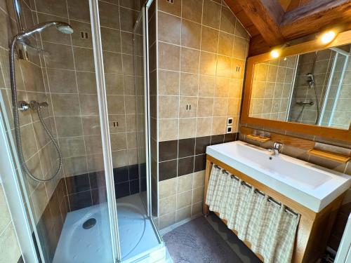 une salle de bain avec douche et lavabo dans l'établissement Chalet Authentique Rénové à St Martin, Terrasse, Proche Pistes et Navette Gratuite - FR-1-452-60, à Saint-Martin-de-Belleville