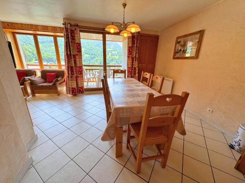 une salle à manger avec une table et des chaises dans une pièce dans l'établissement Appartement familial à St Martin de Belleville - 3 chambres, terrasse, parking, près des commerces et pistes - FR-1-452-118, à Saint-Martin-de-Belleville