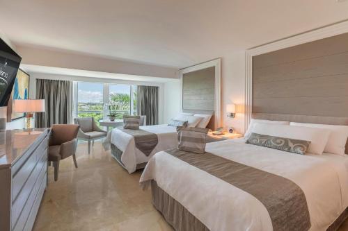 Postel nebo postele na pokoji v ubytování Le Blanc Spa Resort Cancun - Adults Only - All-Inclusive