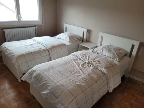 two beds sitting next to each other in a bedroom at Villa à 30 min des parcs Asterix et Disneyland in Chelles