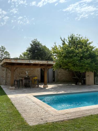 un patio avec une table et une piscine dans l'établissement Villa Evanine, à Saint-Privat-de-Champclos