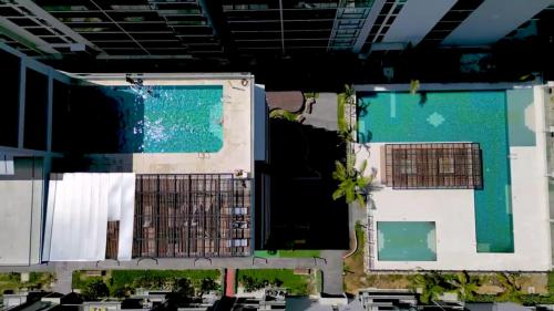 an overhead view of a building with a swimming pool at Apartamento nuevo con vista al mar, Santa Marta in Santa Marta