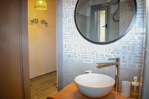 スキアトスタウンにあるSelanna Luxury Apartments 2の白い洗面台と鏡のあるバスルーム