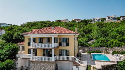 Bazén v ubytovaní Villa Mirela alebo v jeho blízkosti