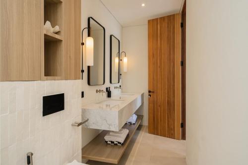 Ванная комната в Panoramic 4BR Villa 500m to Ocean & Scenic Views