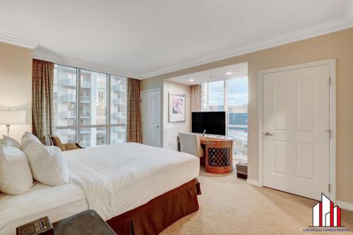 TV a/nebo společenská místnost v ubytování MGM Signature-15-802 1Br 2Ba F1 Pits View Balcony