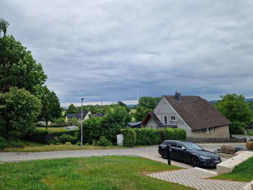 a car parked in the driveway of a house at Tiny House Rudis Ruheoase in Steinheim