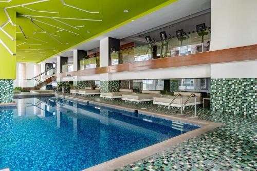 Bazén v ubytování Stylish Apt with Pool and Gym nebo v jeho okolí