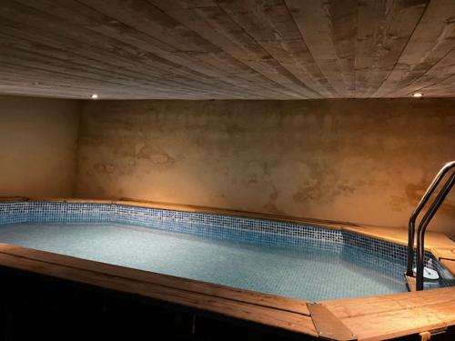 une grande piscine avec dans l'établissement La Maison du Bonheur, à Le Gué-de-Velluire