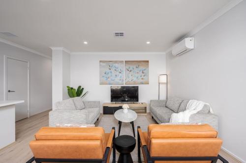 Χώρος καθιστικού στο Modeina Modern Brand New 4BR Home