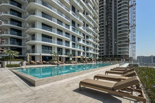 Brand New Stylish 1-Bed Getaway with Private Beach and Palm Views