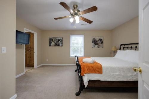 Katil atau katil-katil dalam bilik di Belle Meade Haven, 15 Minutes from Broadway