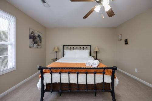 Katil atau katil-katil dalam bilik di Belle Meade Haven, 15 Minutes from Broadway