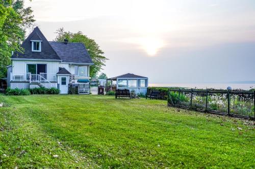 a house with a yard with a fence at Le Repaire du Fleuve in Sainte-Croix