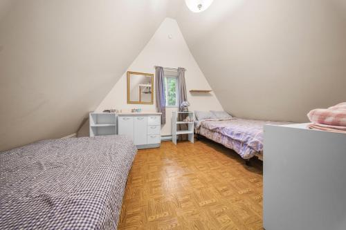 a bedroom with two beds and a mirror at Le Repaire du Fleuve in Sainte-Croix