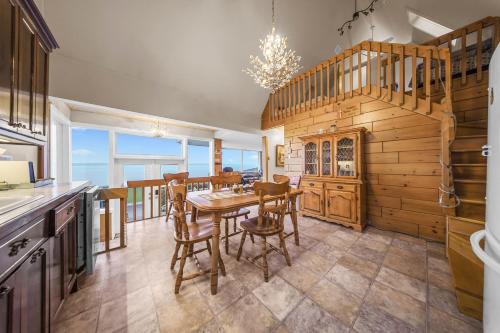 a kitchen and dining room with a table and chairs at Le Repaire du Fleuve in Sainte-Croix