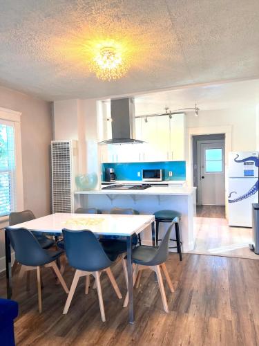 a kitchen with a table and chairs in a room at CasaViva Luna - 3BR,2BA with Private Firepit & Front Yard, Walk to Hillcrest & North Park, 5 Min to Zoo, SeaWorld & Beaches in San Diego