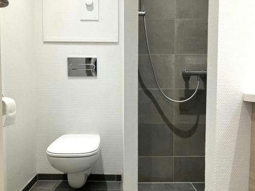 ein Badezimmer mit Toilette und Dusche in der Unterkunft Central Studio for 1 in Fredericia