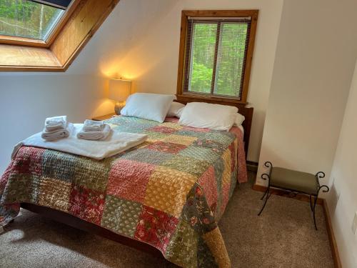 Ένα ή περισσότερα κρεβάτια σε δωμάτιο στο Cozy New Hampshire Retreat Near Attitash Mountain