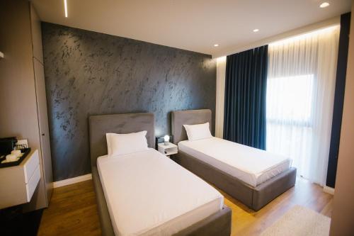 Ένα ή περισσότερα κρεβάτια σε δωμάτιο στο Apartament 2Two Korce