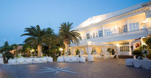 a wedding reception in front of a hotel at Hotel La Rosa Dei Venti in Campogrande