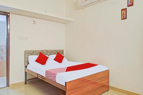 Hotel O Krishna Villaにあるベッド