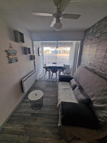 un salon avec un canapé et une table dans l'établissement Apartment T2 Gruissan, à Gruissan