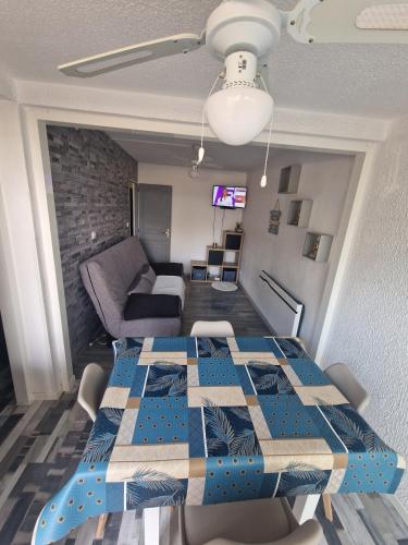 une chambre avec une table et un salon dans l'établissement Apartment T2 Gruissan, à Gruissan