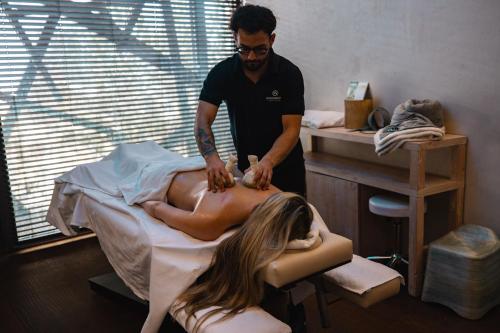a man getting a woman massage in a bed at Jungbrunn Der Gutzeitort in Tannheim