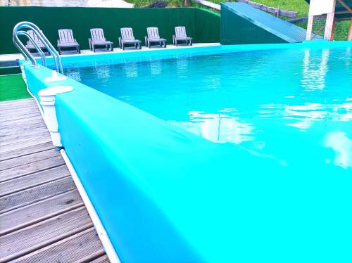 - une piscine avec des chaises à côté de l'eau dans l'établissement Мала Одеса, à Yablunytsya