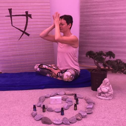 a man sitting on the floor in a room with his hands up at Jungbrunn Der Gutzeitort in Tannheim
